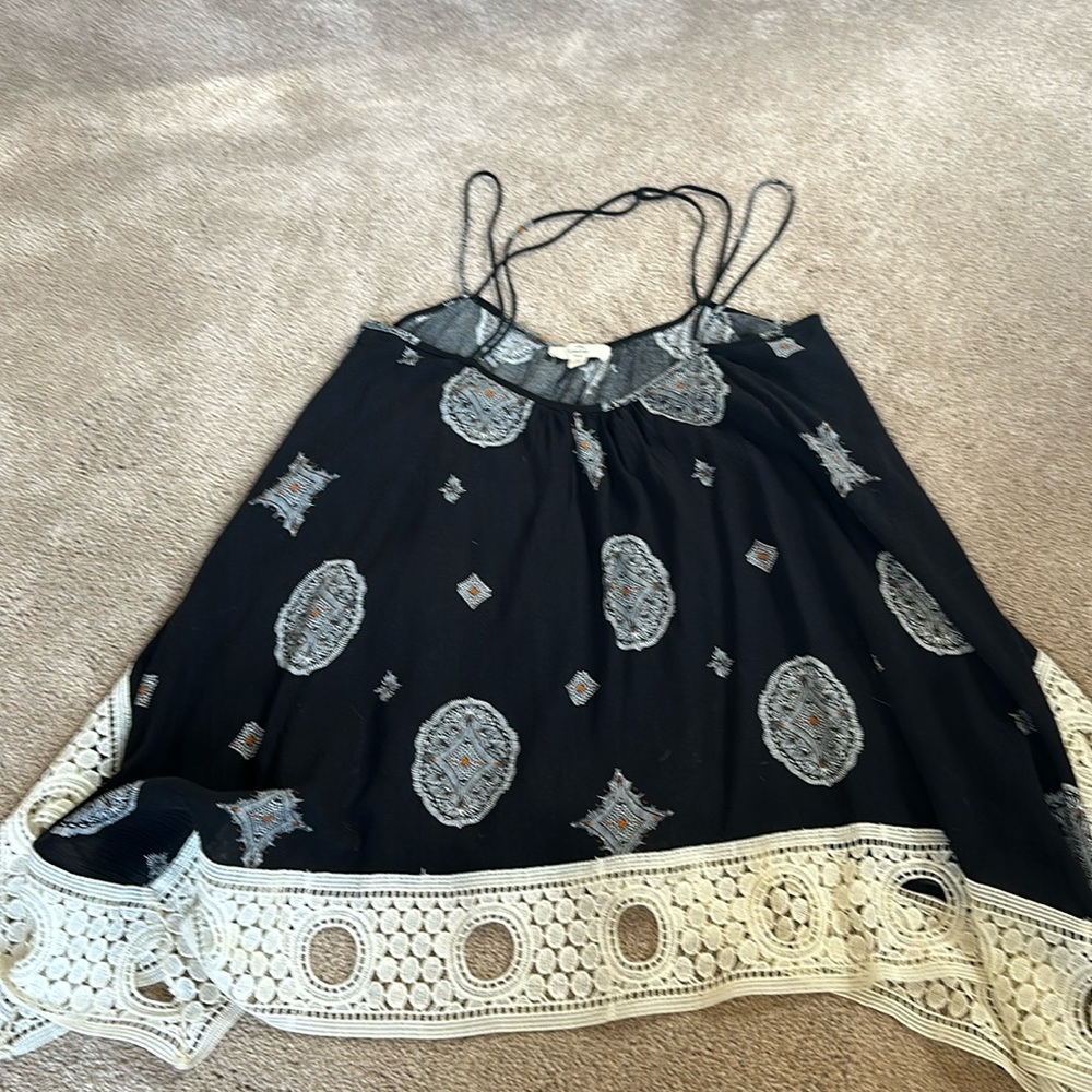 Black and tan flow top